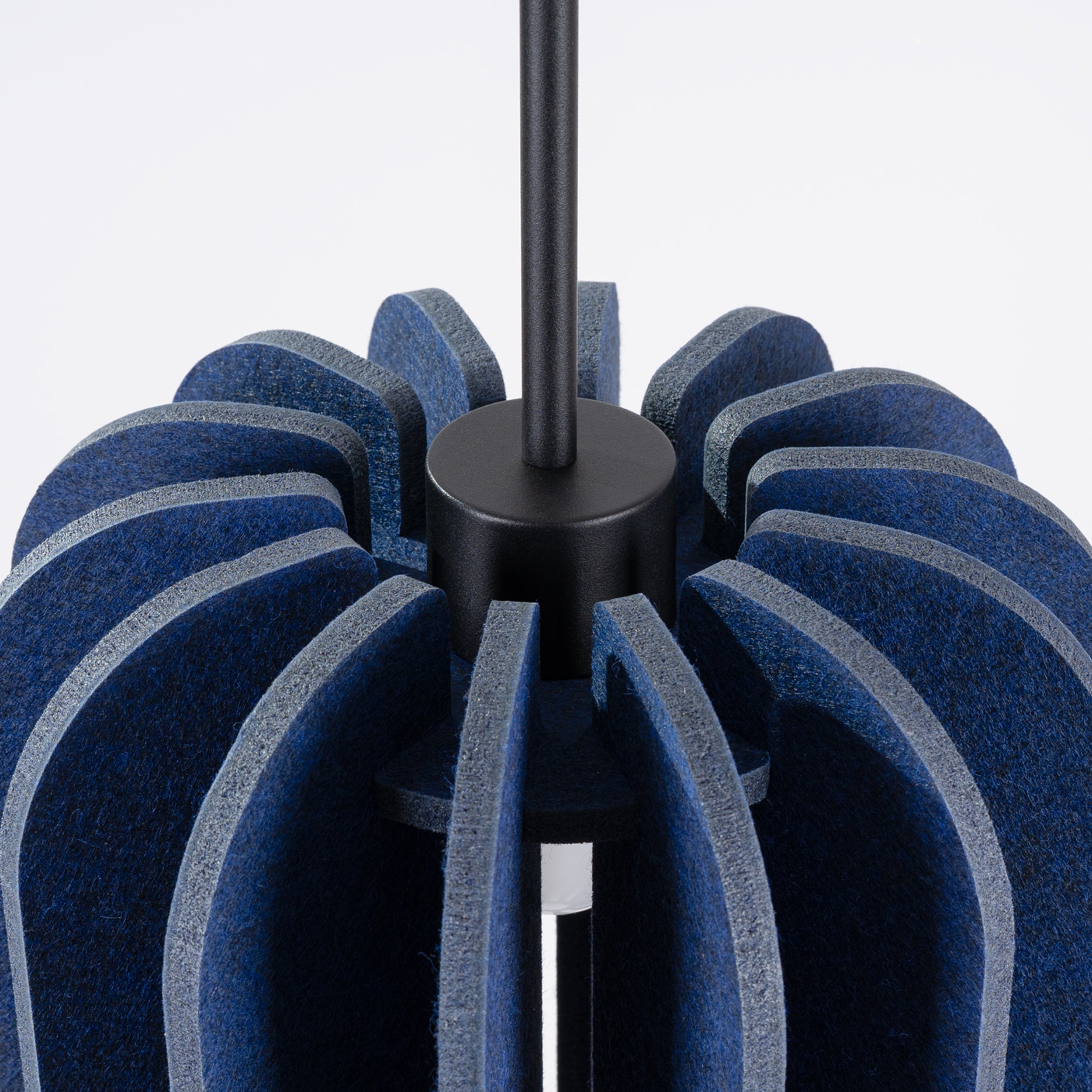Lampa wisząca z filcu Mula 27 cm granatowa