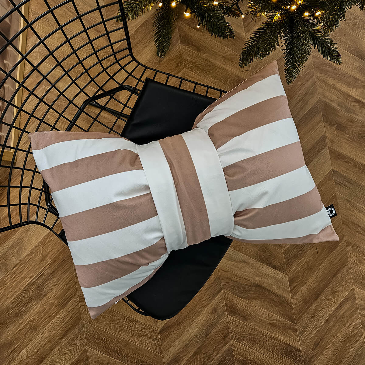 Poduszka XMAS 60x40 cm kokarda w paski piaskowa