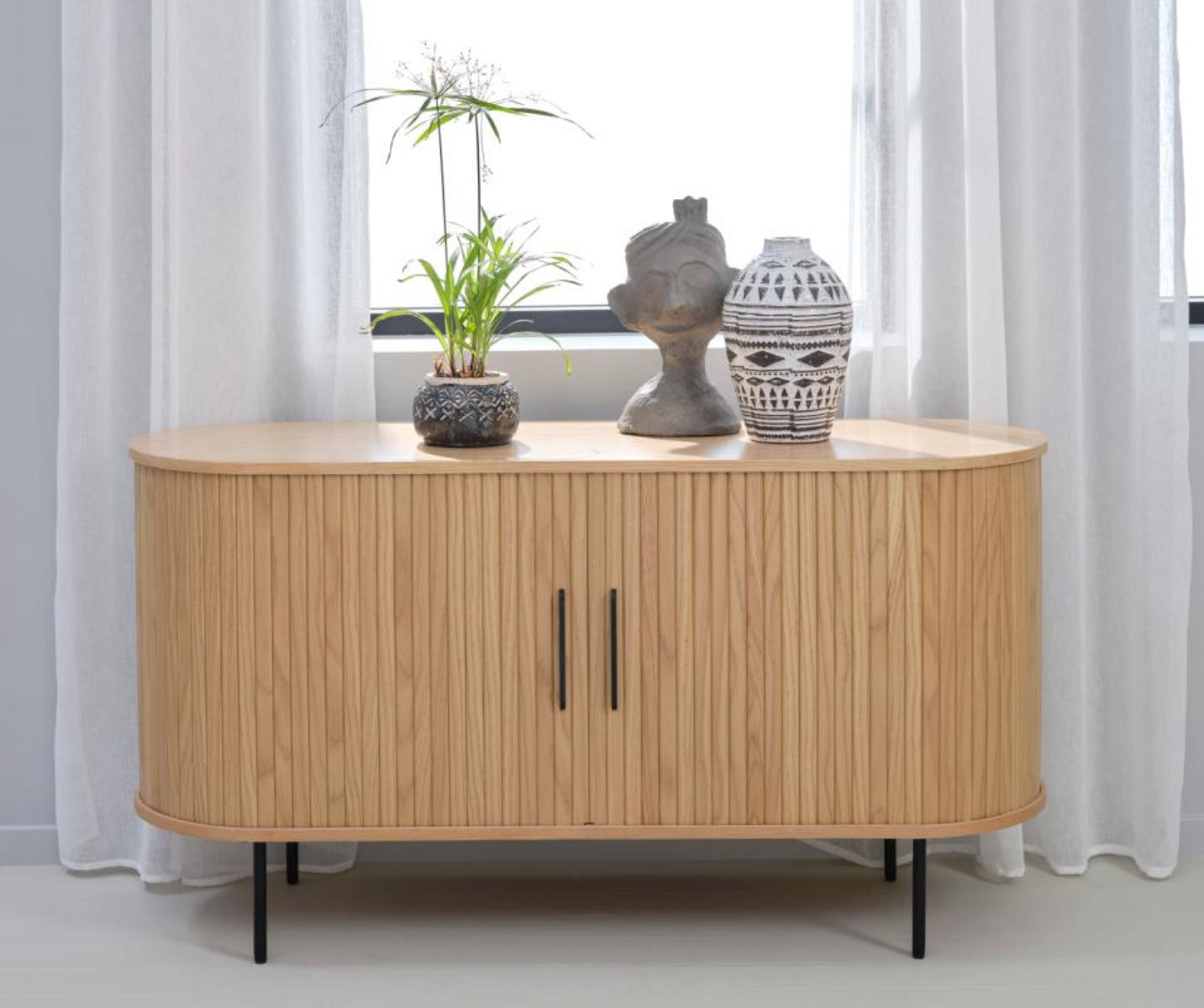 Komoda Gativel 140x76 cm lamele dąb naturalny - na nóżkach