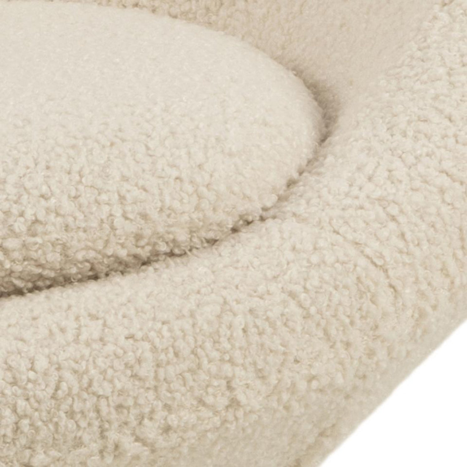 Beżowa boucle fotela Celanic: miękka tekstura i nowoczesny design.