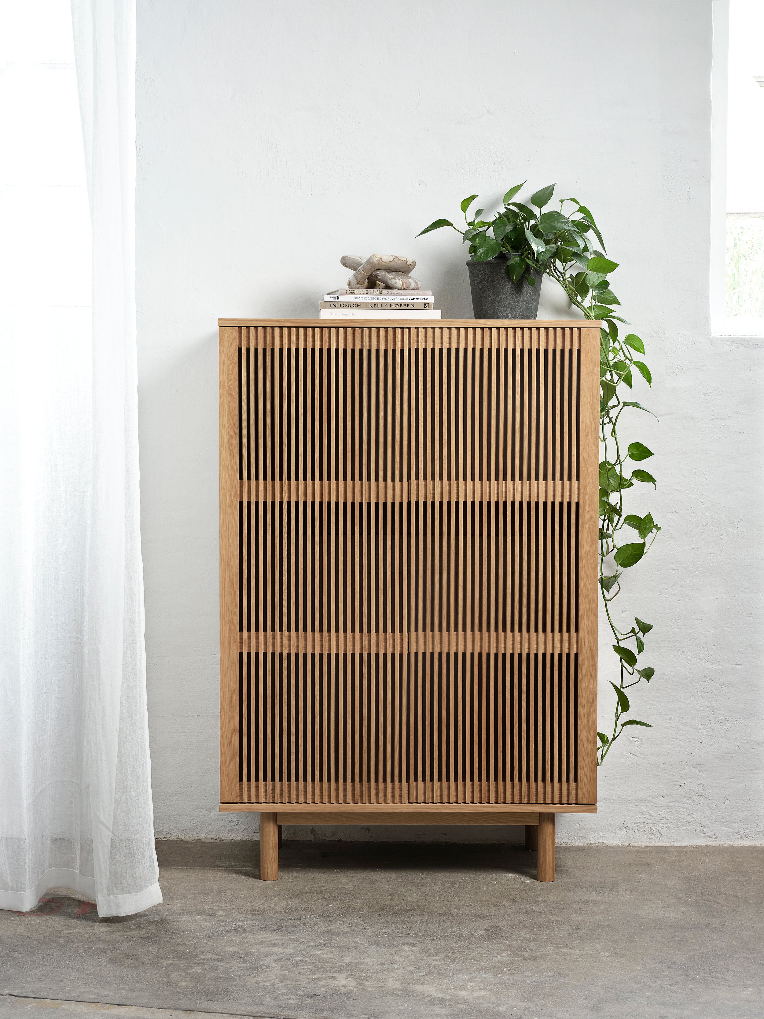 Komoda wysoka Bruzel 140 cm lamele dąb naturalny