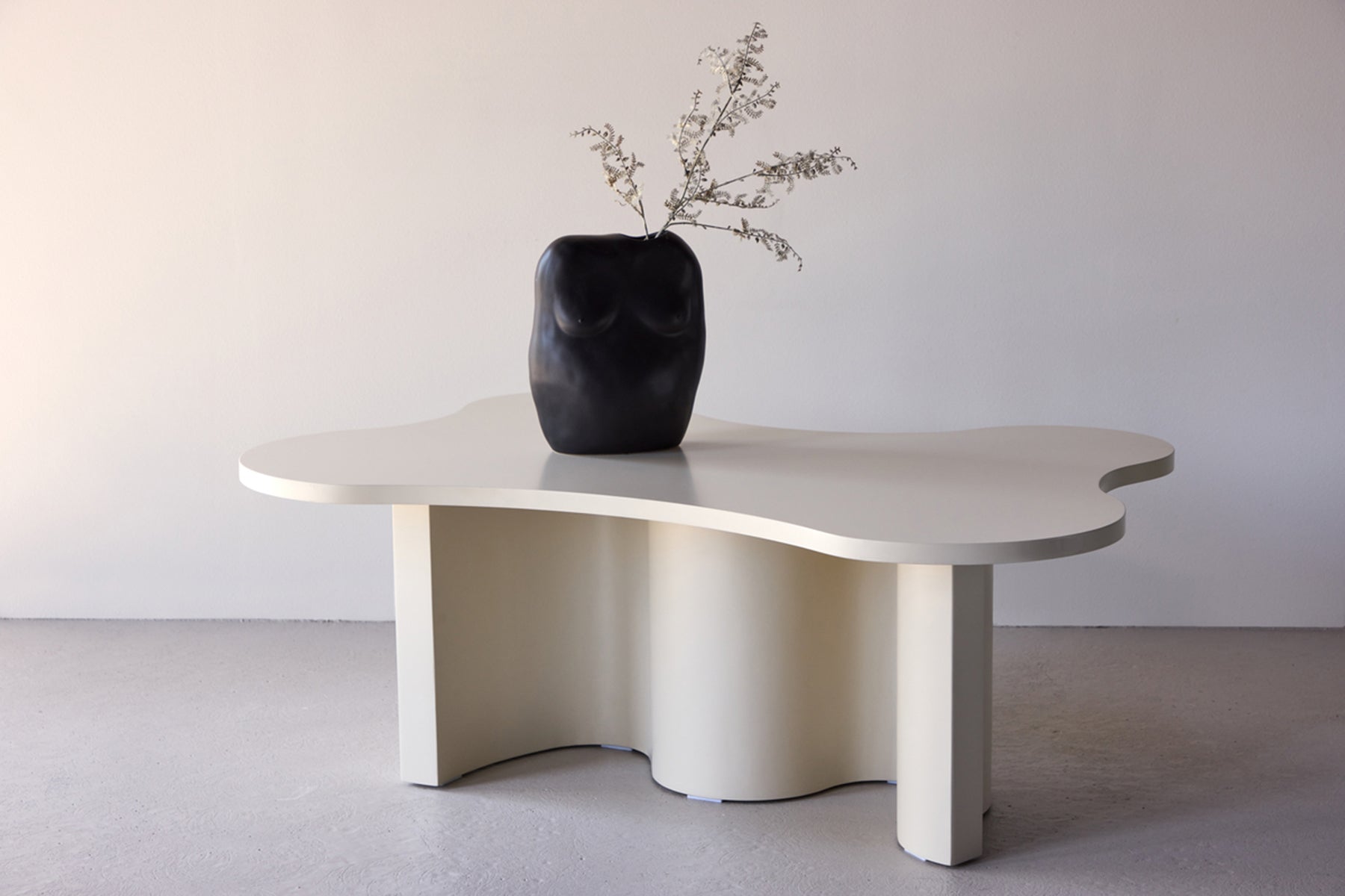 Stolik kawowy Rinae 120x80 cm beżowy z blatem o nieregularnym kształcie - materiał płyta meblowa