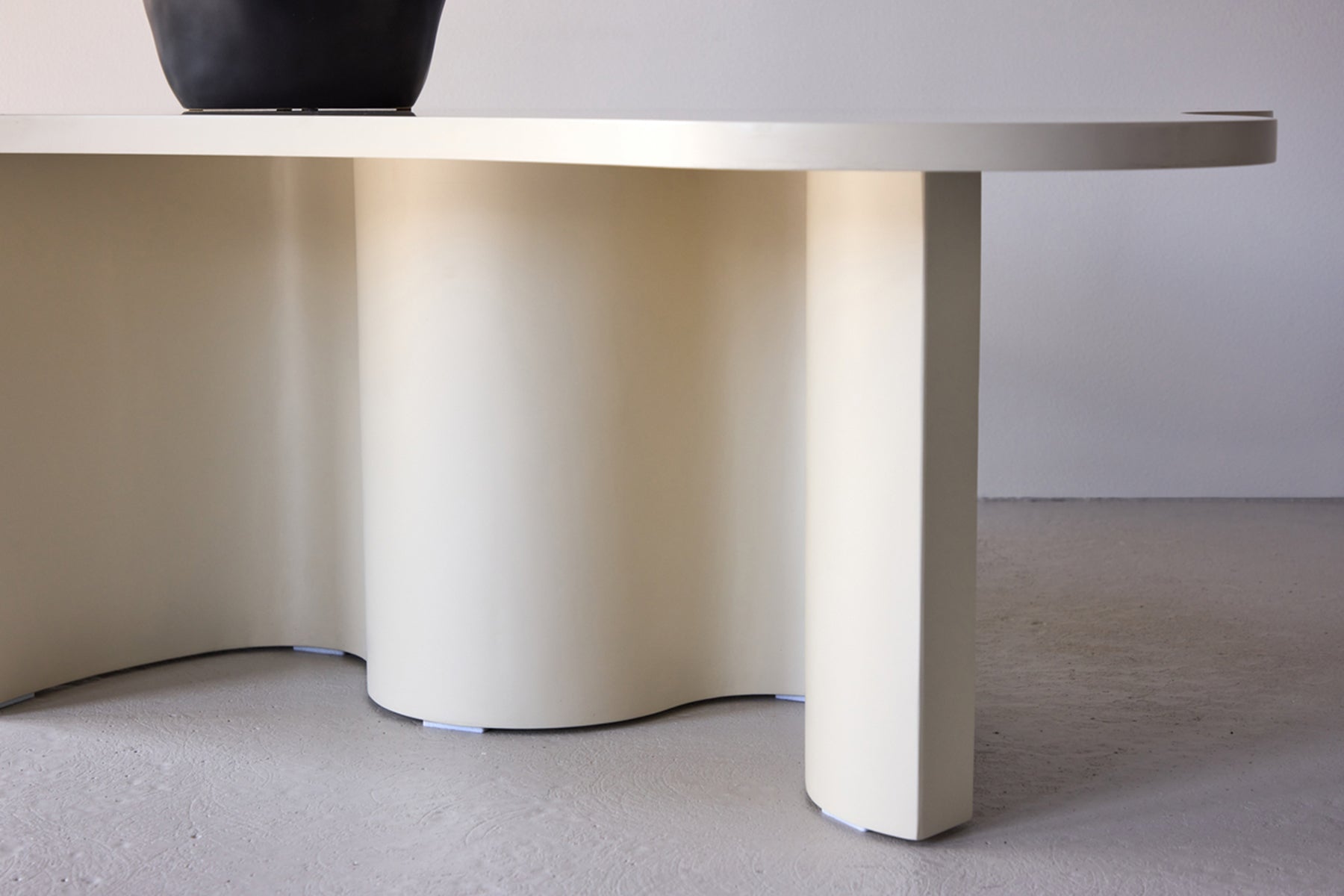 Stolik kawowy Rinae 120x80 cm beżowy z blatem o nieregularnym kształcie - szerokość 120 cm