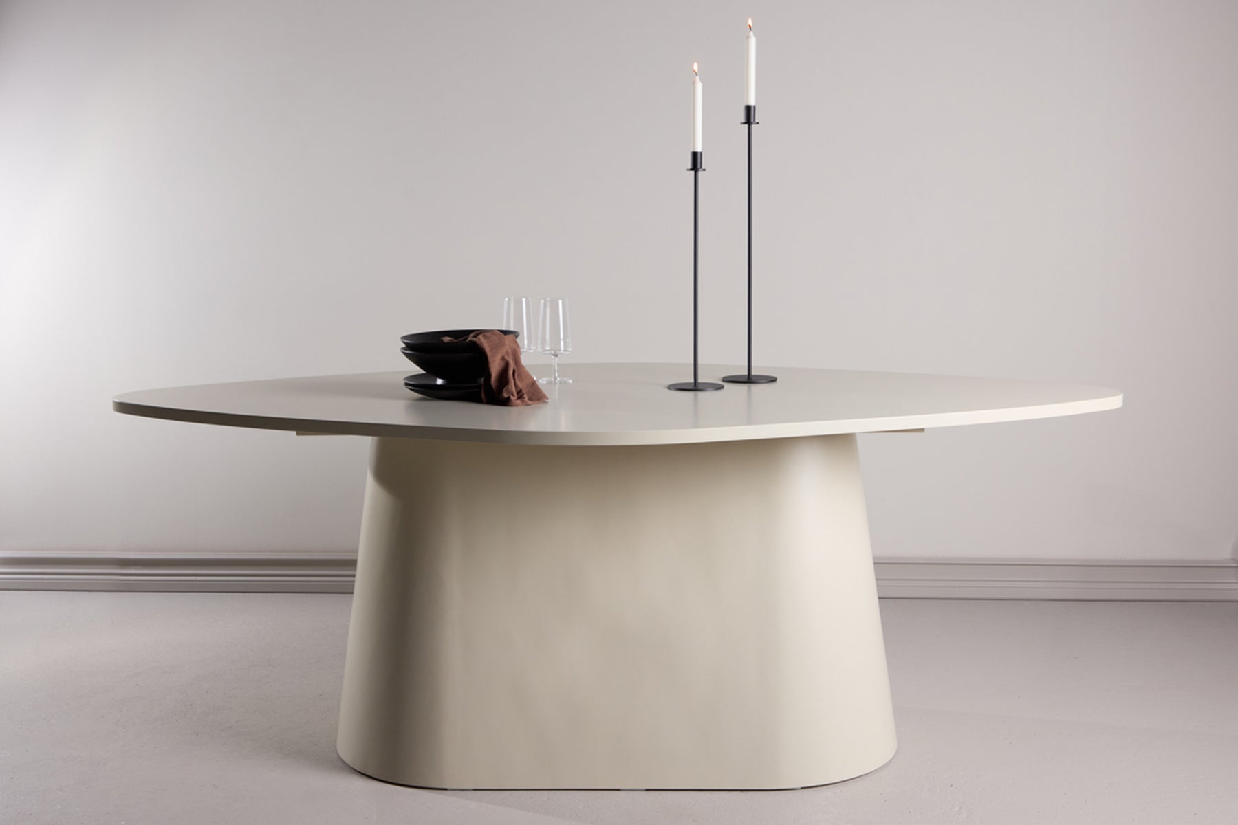 Stół do jadalni Orine 210x110 cm beżowy - kształt nieregularny