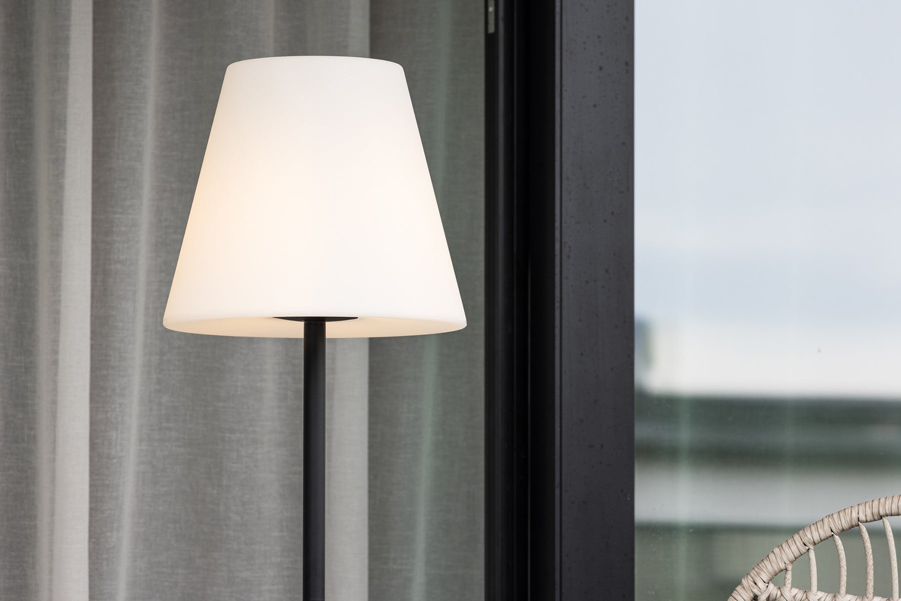 Lampa ogrodowa Moris 150 cm biało-czarna