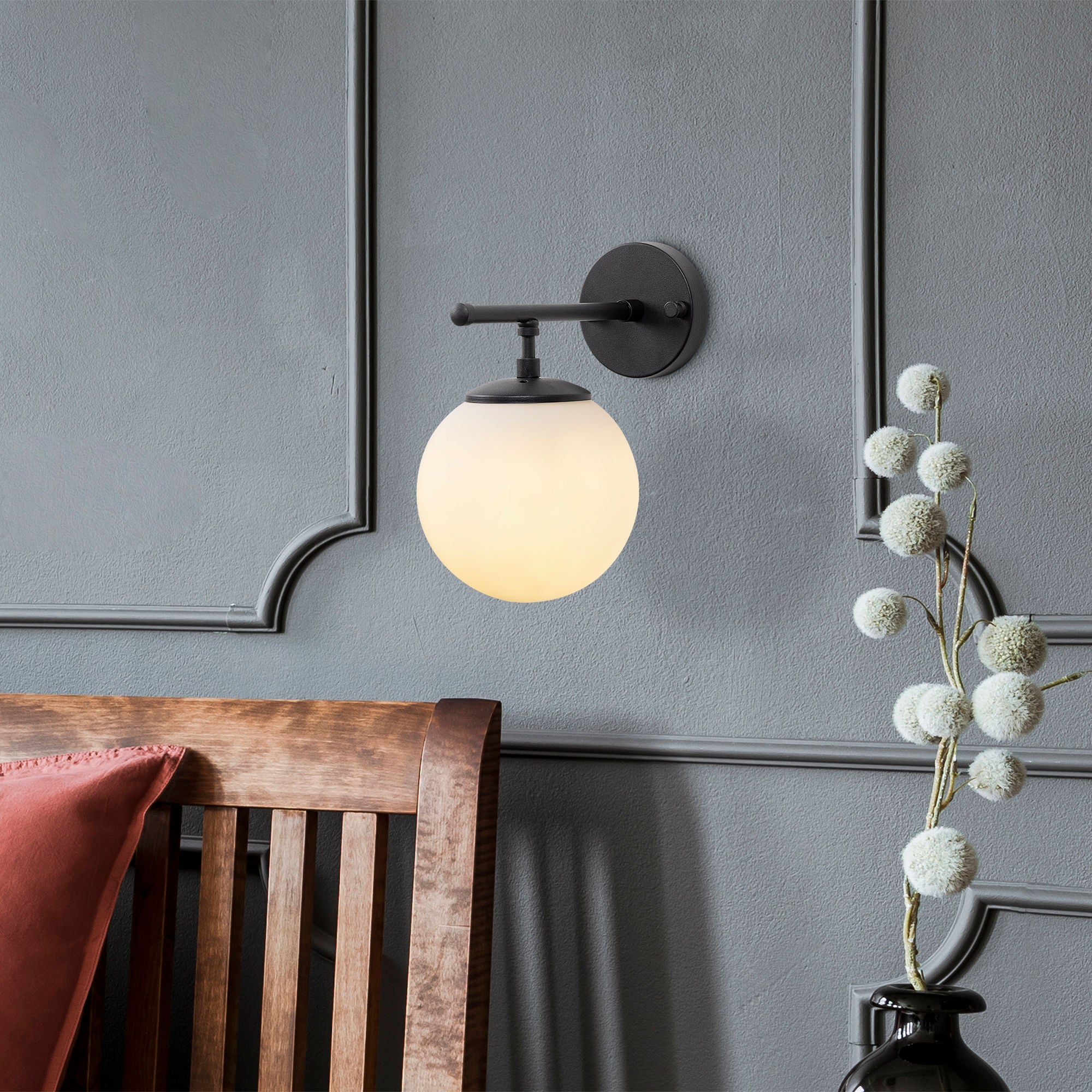 Lampa ścienna Blunces czarna/ mleczny klosz