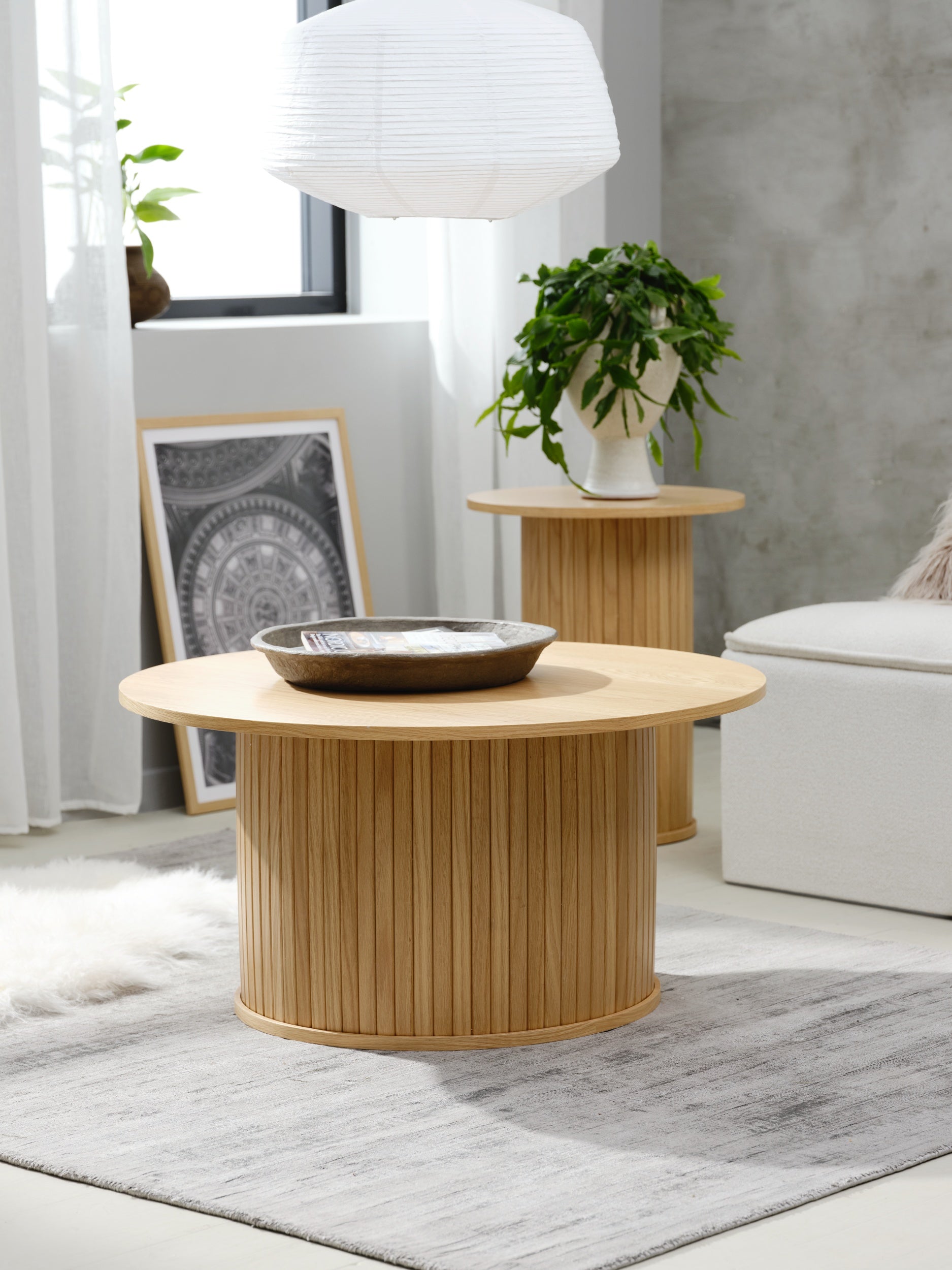 Okrągły stolik Gativel drewniany 90 cm z okrągłą podstawą lamele naturalny - materiał płyta meblowa