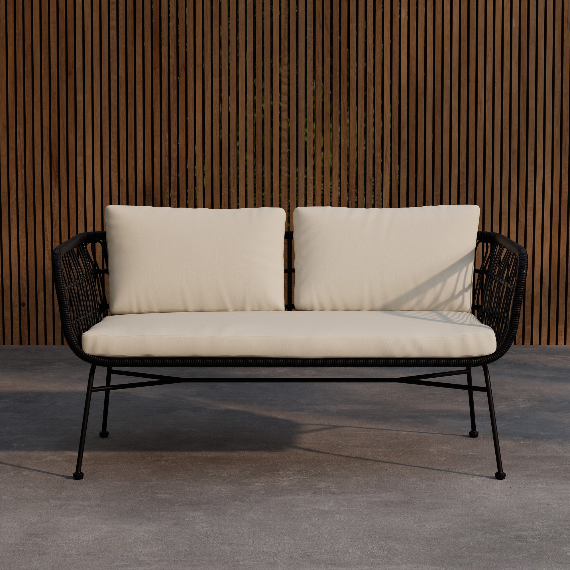 Sofa ogrodowa dwuosobowa Isola czarna z kremowymi poduszkami