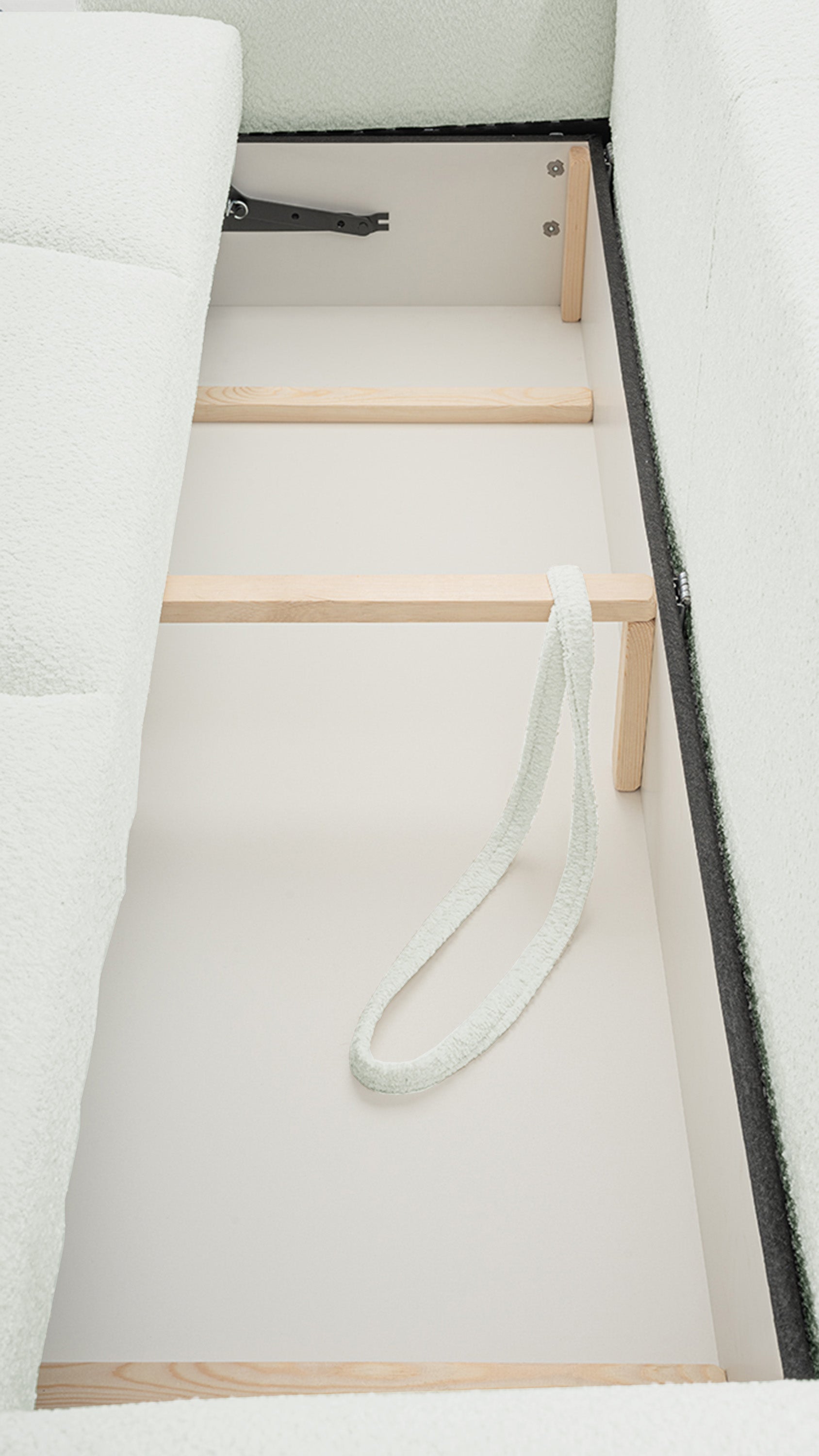 Kanapa rozkładana trzyosobowa Barletto z pojemnikiem kremowa boucle