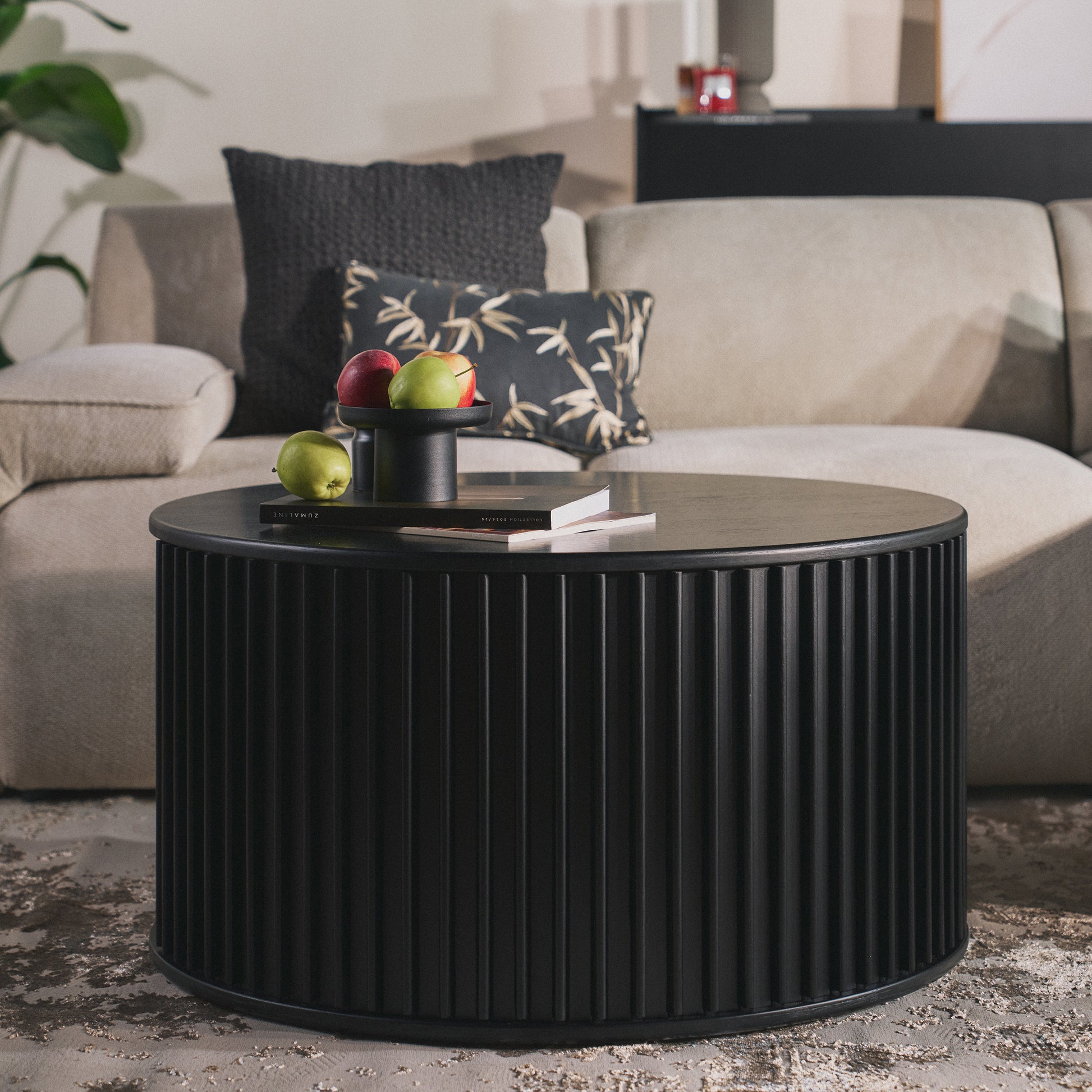 Stolik kawowy Ovitties 85 cm - ozdobne lamele