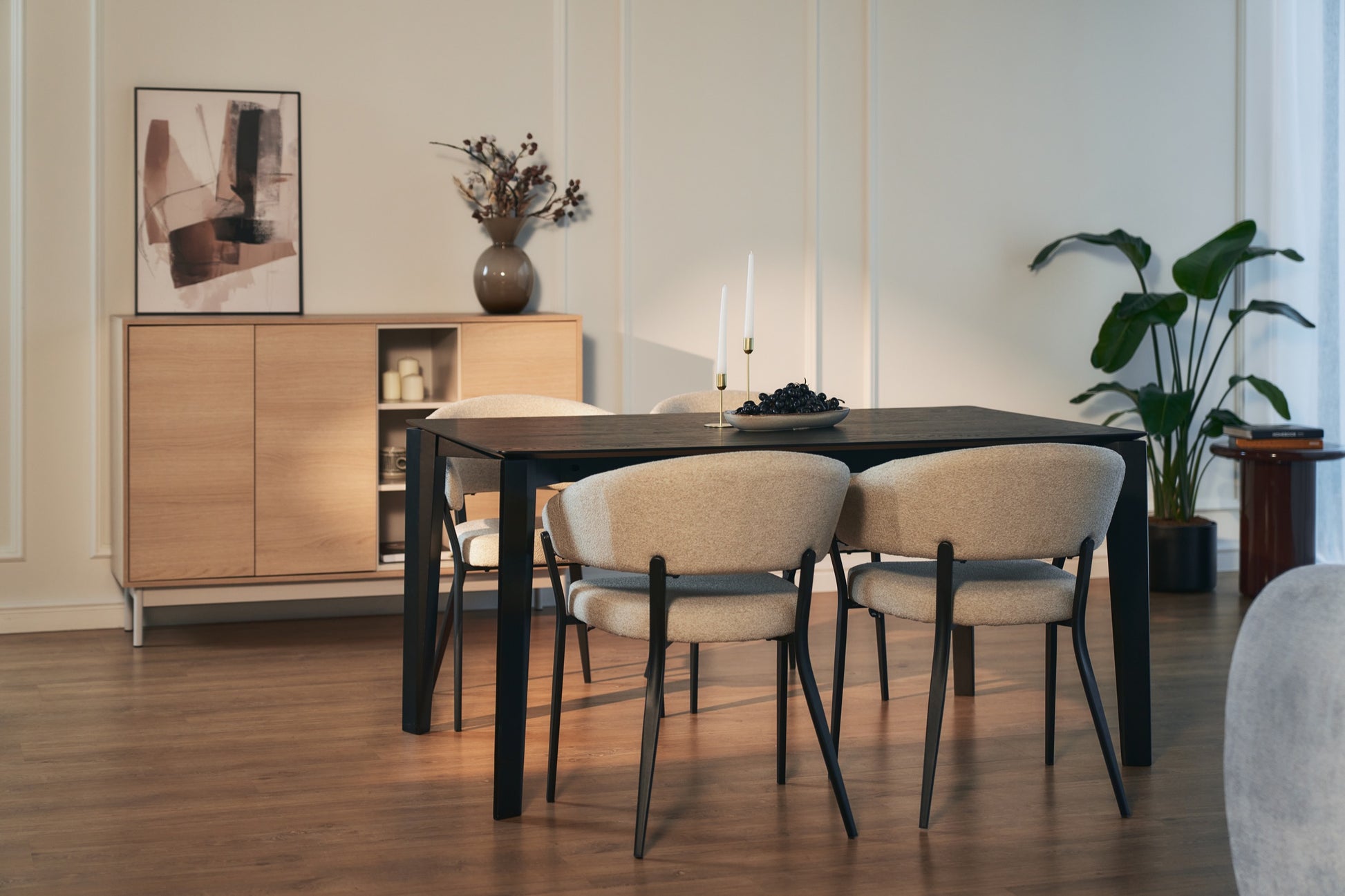 Komoda trzydrzwiowa Layen z trzema wnękami 138 cm dąb lindberg/kaszmir - kolor dab lindberg kaszmir