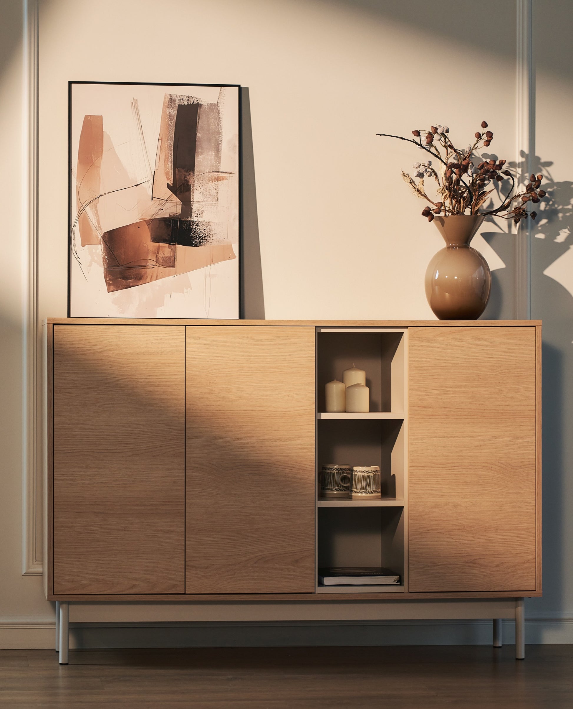 Komoda trzydrzwiowa Layen z trzema wnękami 138 cm dąb lindberg/kaszmir - na nóżkach