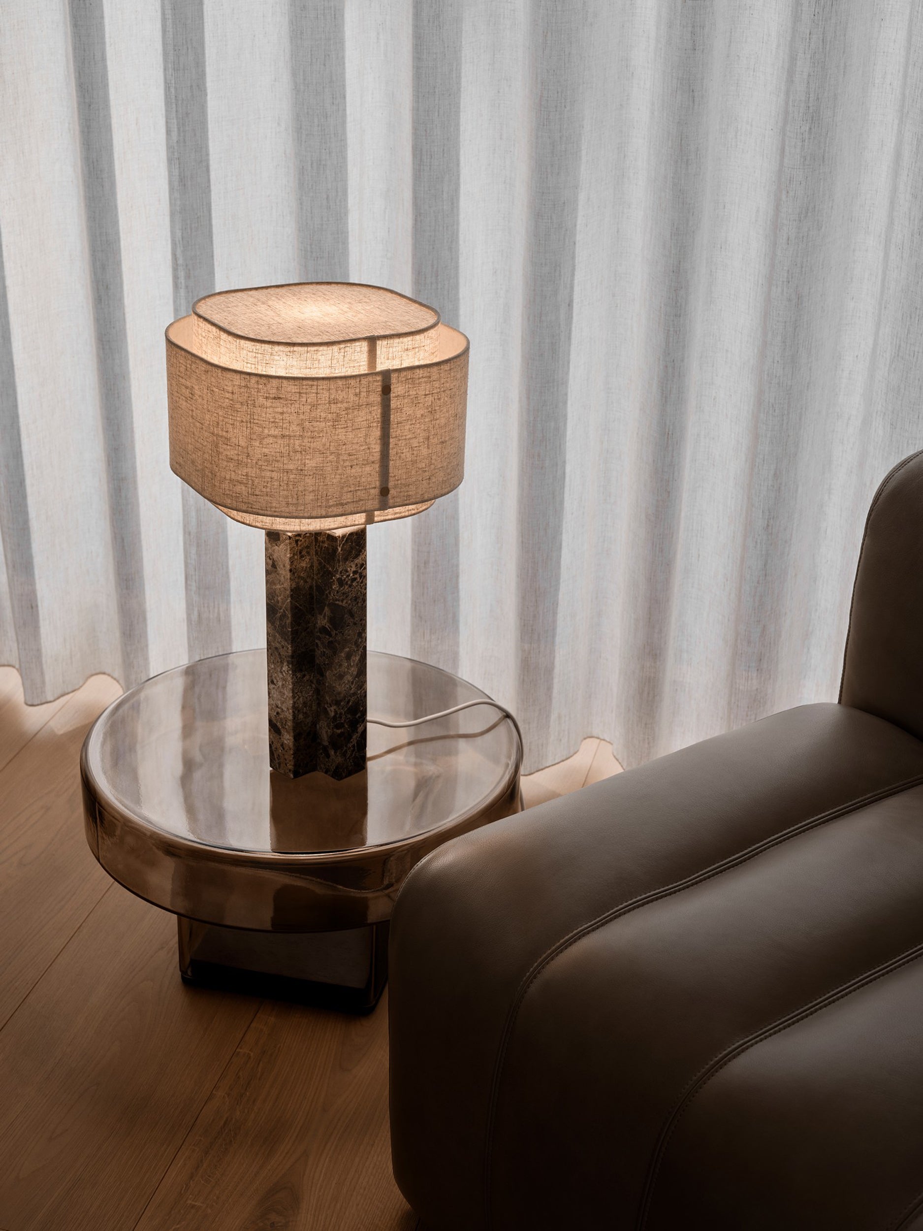 Lampa stołowa Takai z marmurową podstawą i lnianym abażurem
