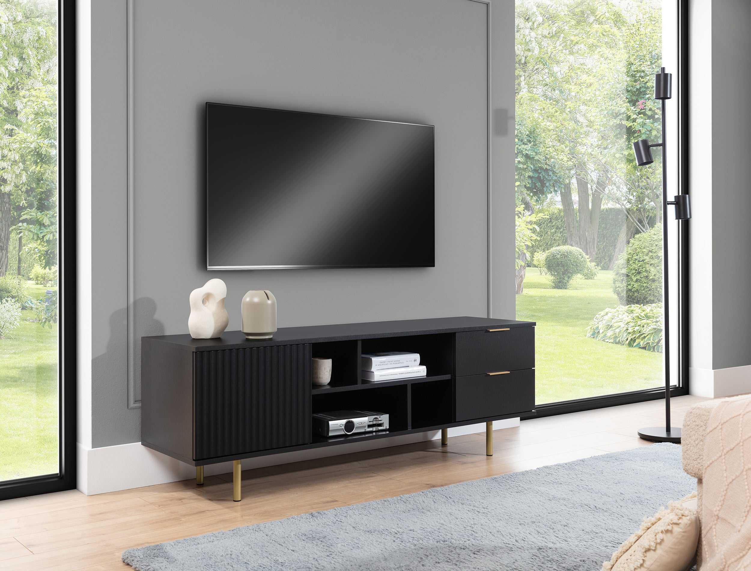 Szafka RTV Klazby 150 cm czarny mat lamele w aranżacji salonu