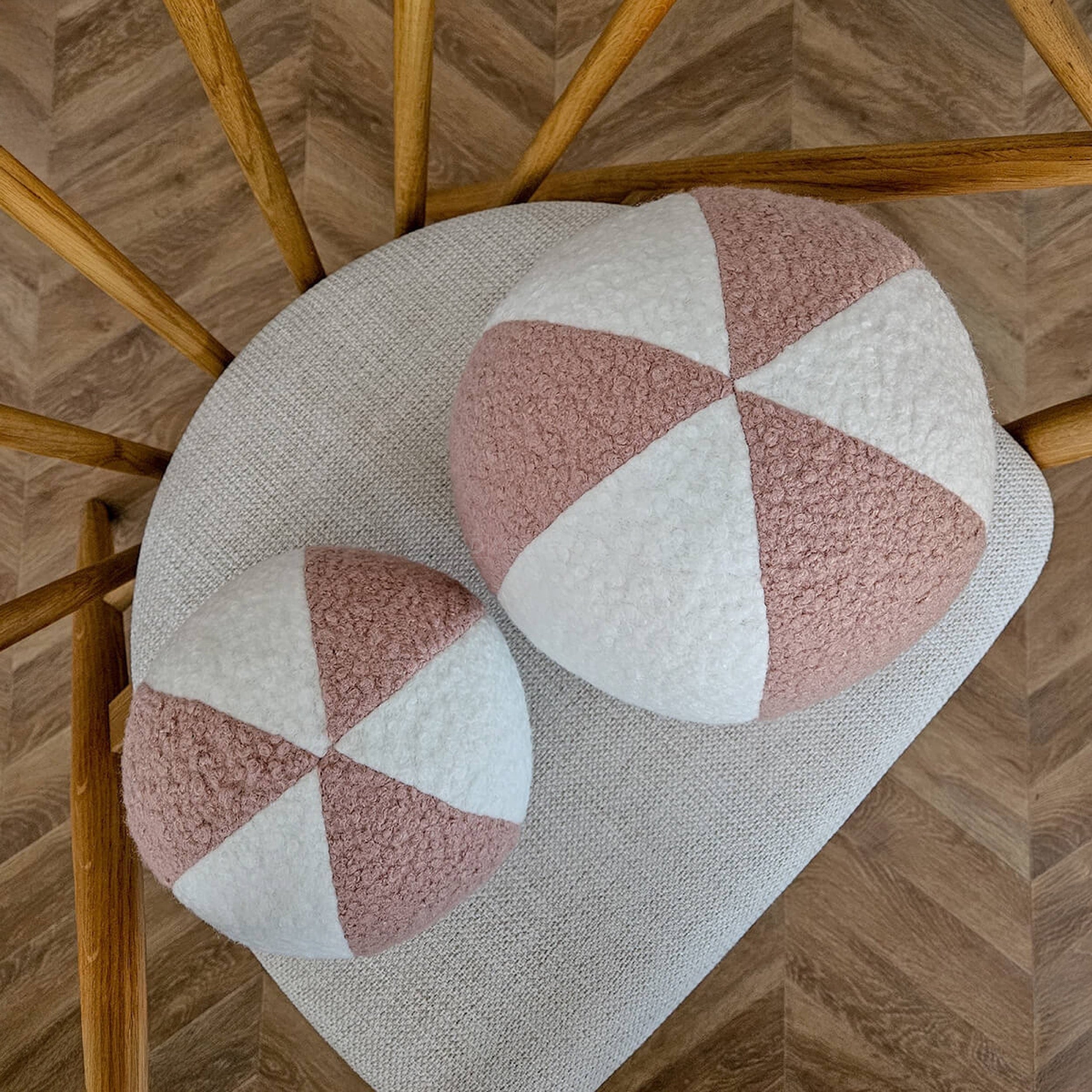 Poduszka dekoracyjna Soft Loop 20 cm kula biało-różowa
