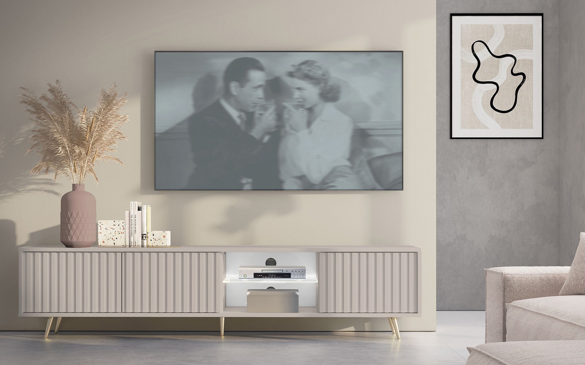 Szafka RTV trzydrzwiowa Bello z lamelowymi frontami i szklaną półką z oświetleniem LED 175 cm kaszmir na złotych nóżkach - troje drzwi