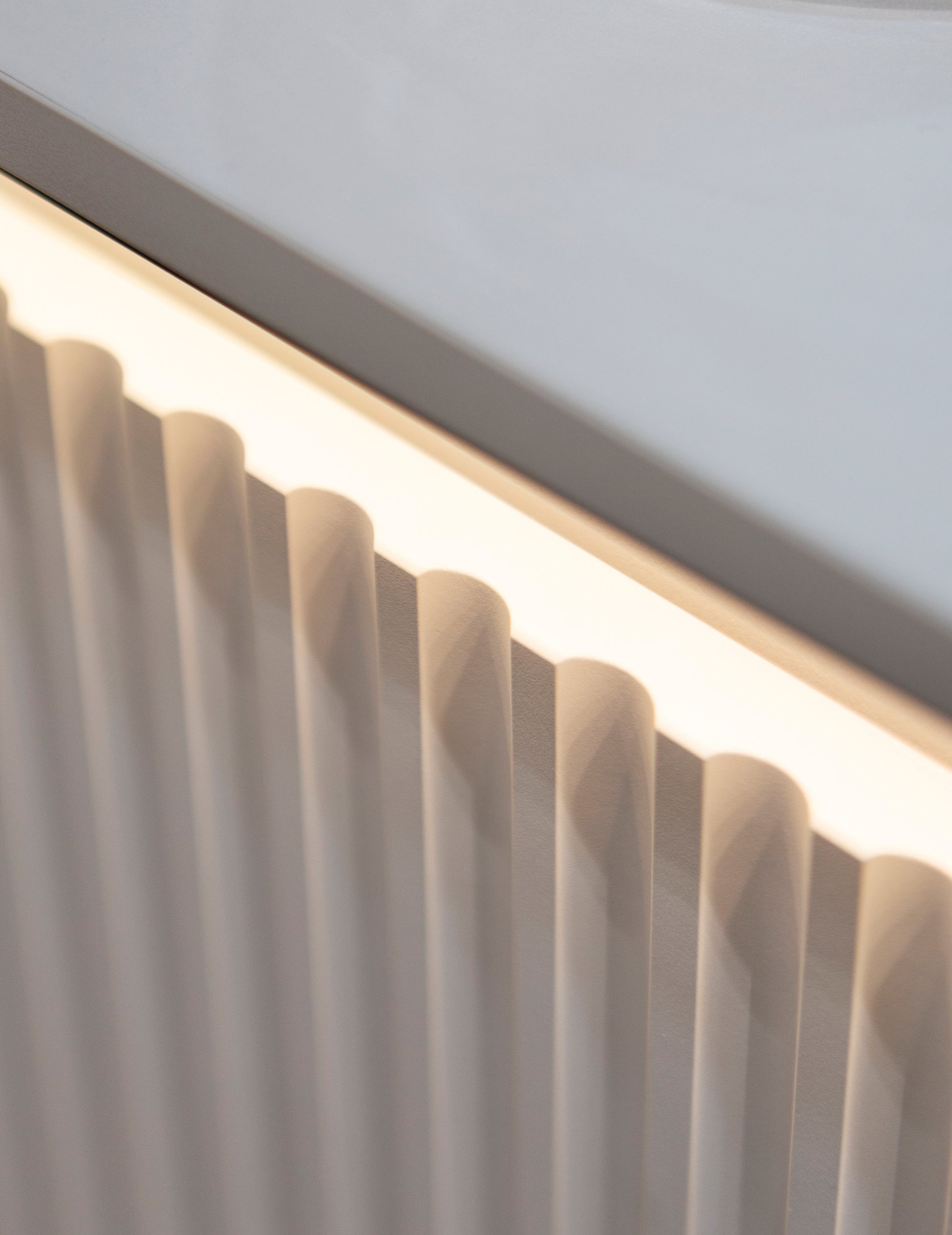 Komoda czterodrzwiowa Trend wysoka 98 cm z LED Biała - materiał metal