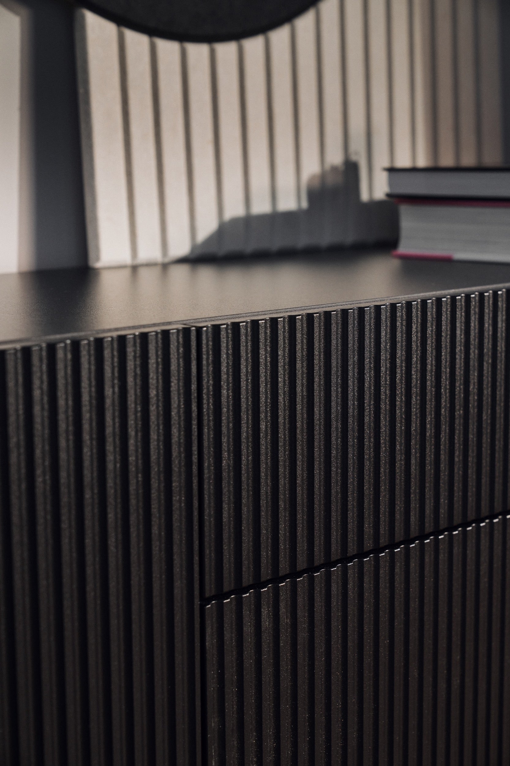 Komoda jednodrzwiowa Veldio New z frezowanym frontem i trzema szufladami 140 cm czarna - materiał metal