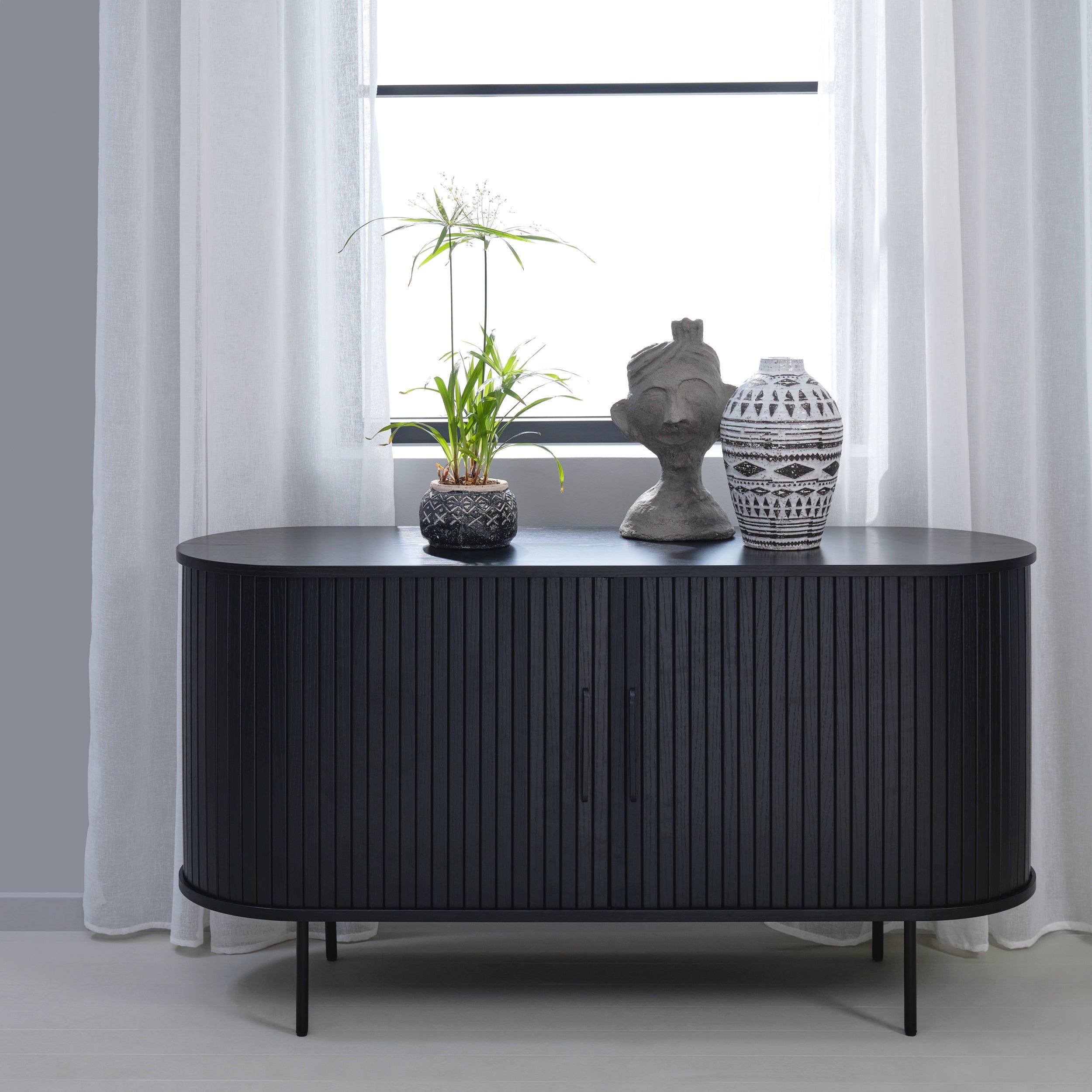 Komoda Gativel 140x76 cm lamele dąb czarny
