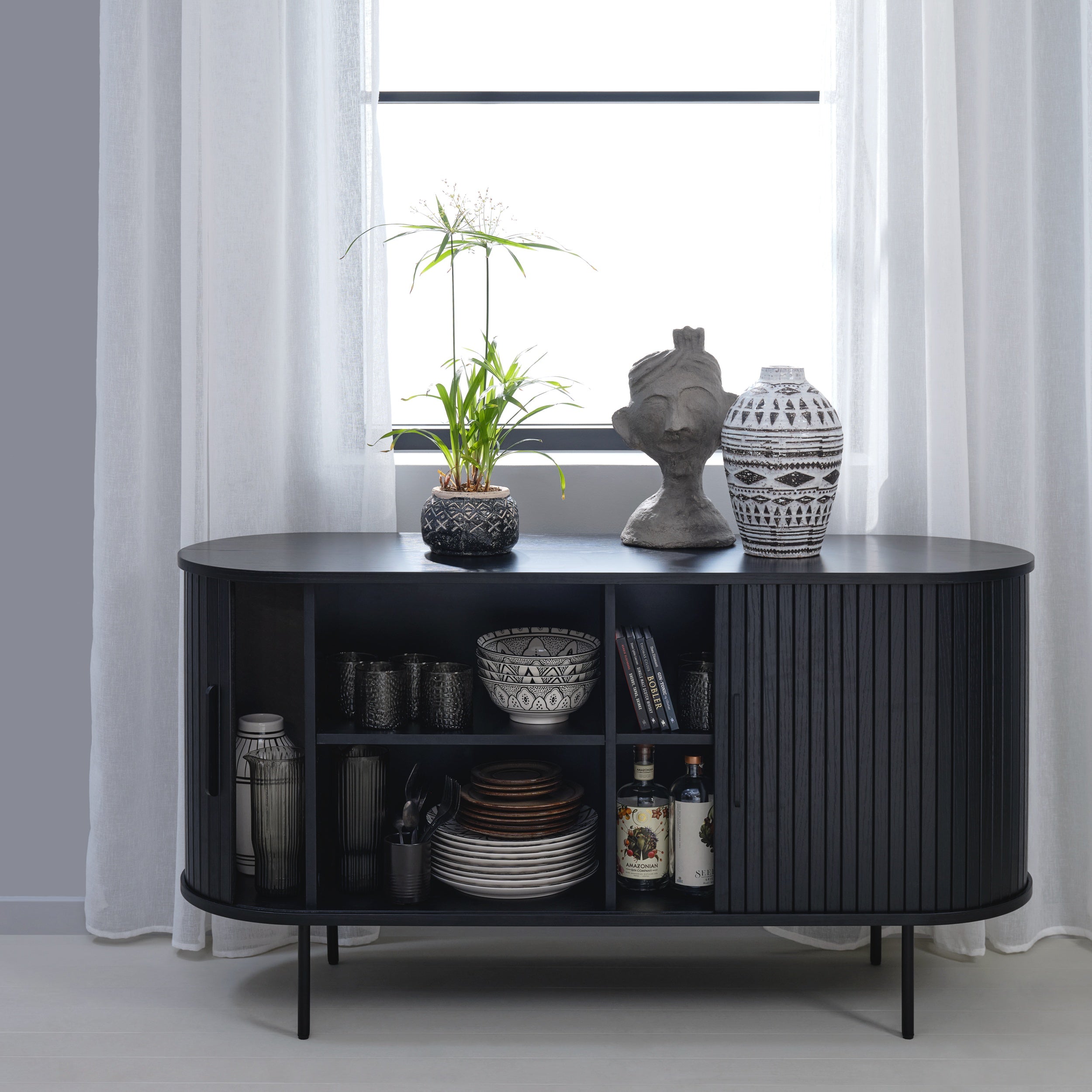 Komoda Gativel 140x76 cm lamele dąb czarny