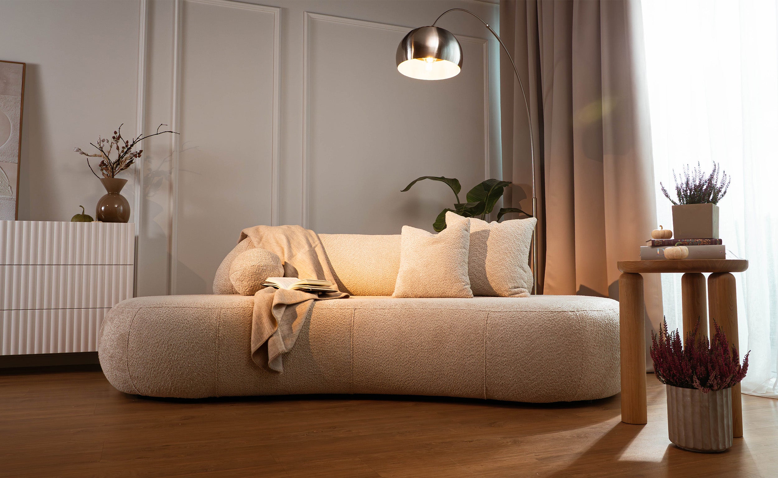 Sofa trzyosobowa Balme jasnobeżowa boucle