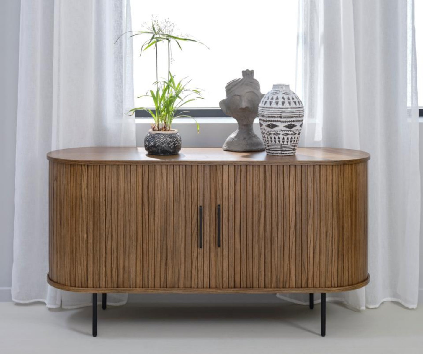 Komoda Gativel 140x76 cm lamele dąb palony - na nóżkach