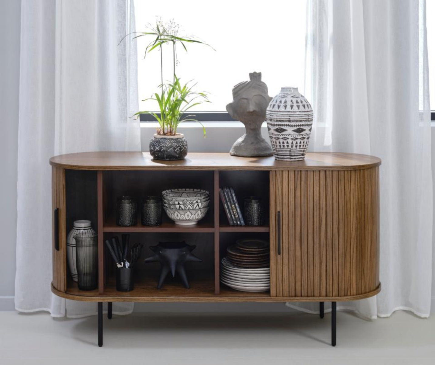 Komoda Gativel 140x76 cm lamele dąb palony - materiał metal