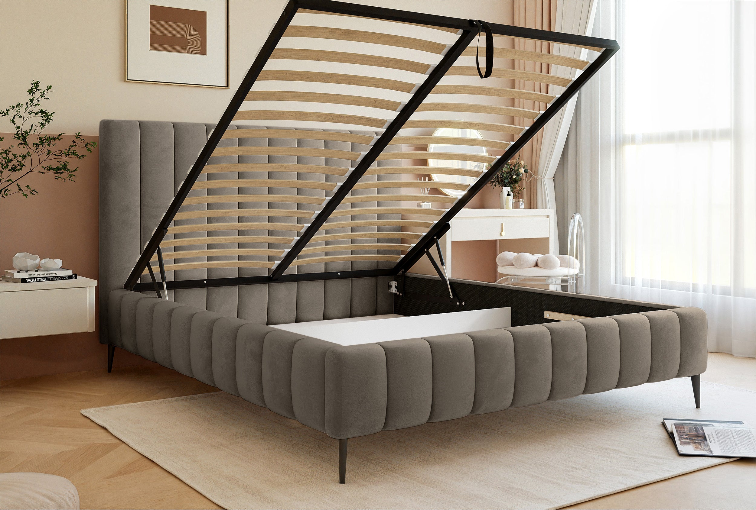Łóżko tapicerowane 180x200 cm Fiarro z pojemnikiem na pościel szarobeżowe welur stelaż metalowy na wysokich nóżkach - materiał drewno