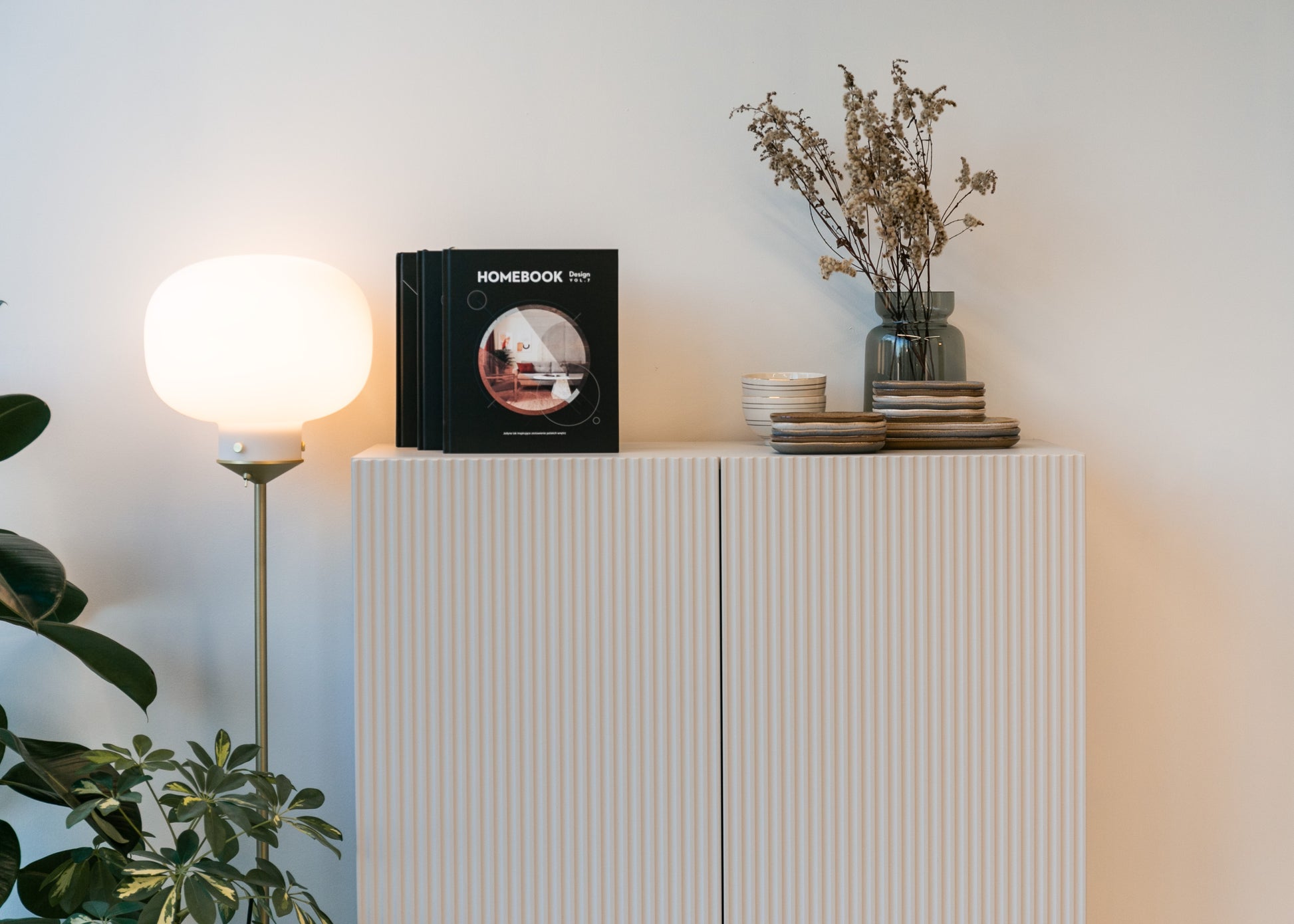 Komoda dwudrzwiowa Veldio z frezowanym frontem 90 cm Szary beż ze złotymi - materiał metal