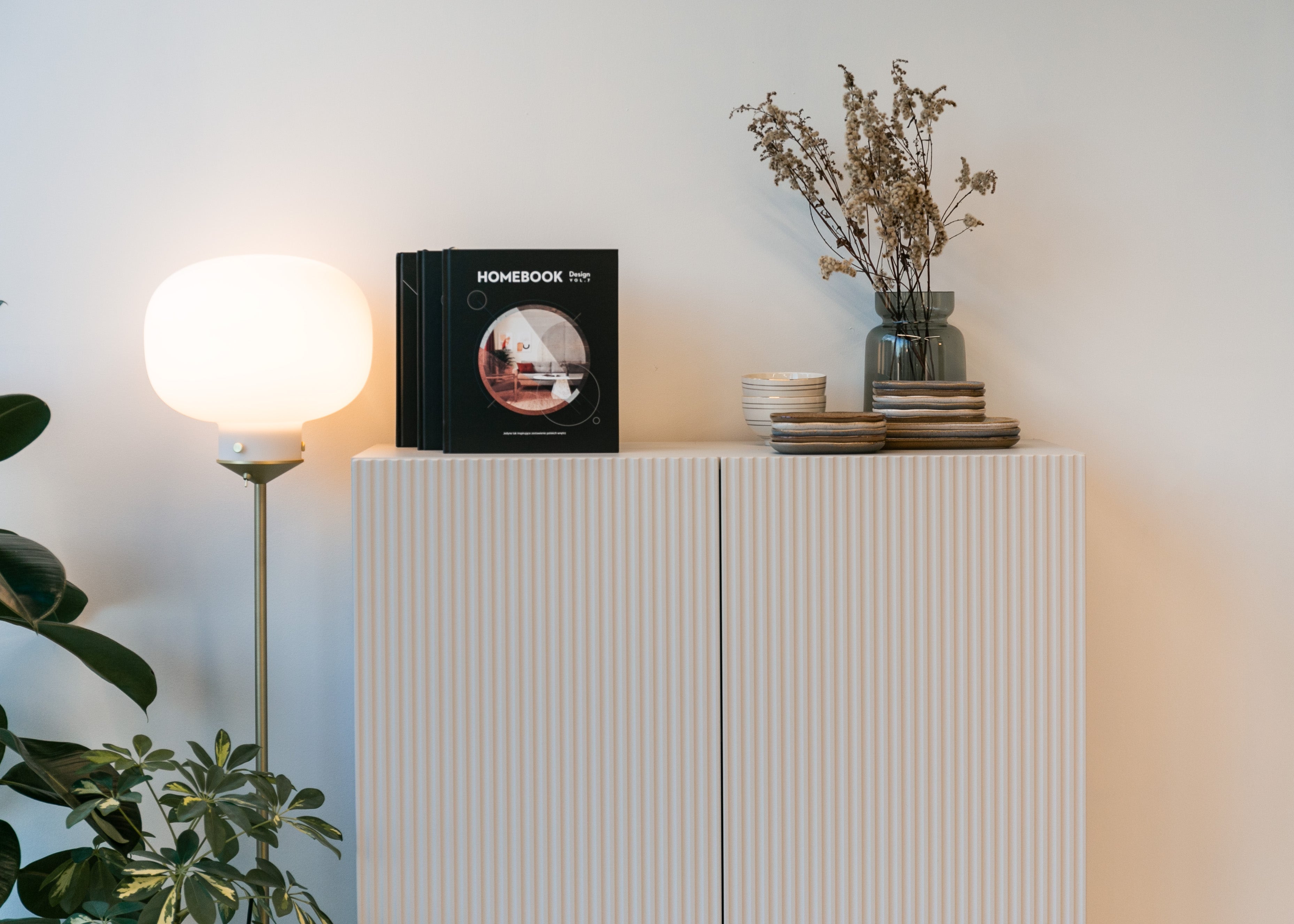 Komoda dwudrzwiowa Veldio z frezowanym frontem 90 cm Szary beż ze złotymi - materiał metal