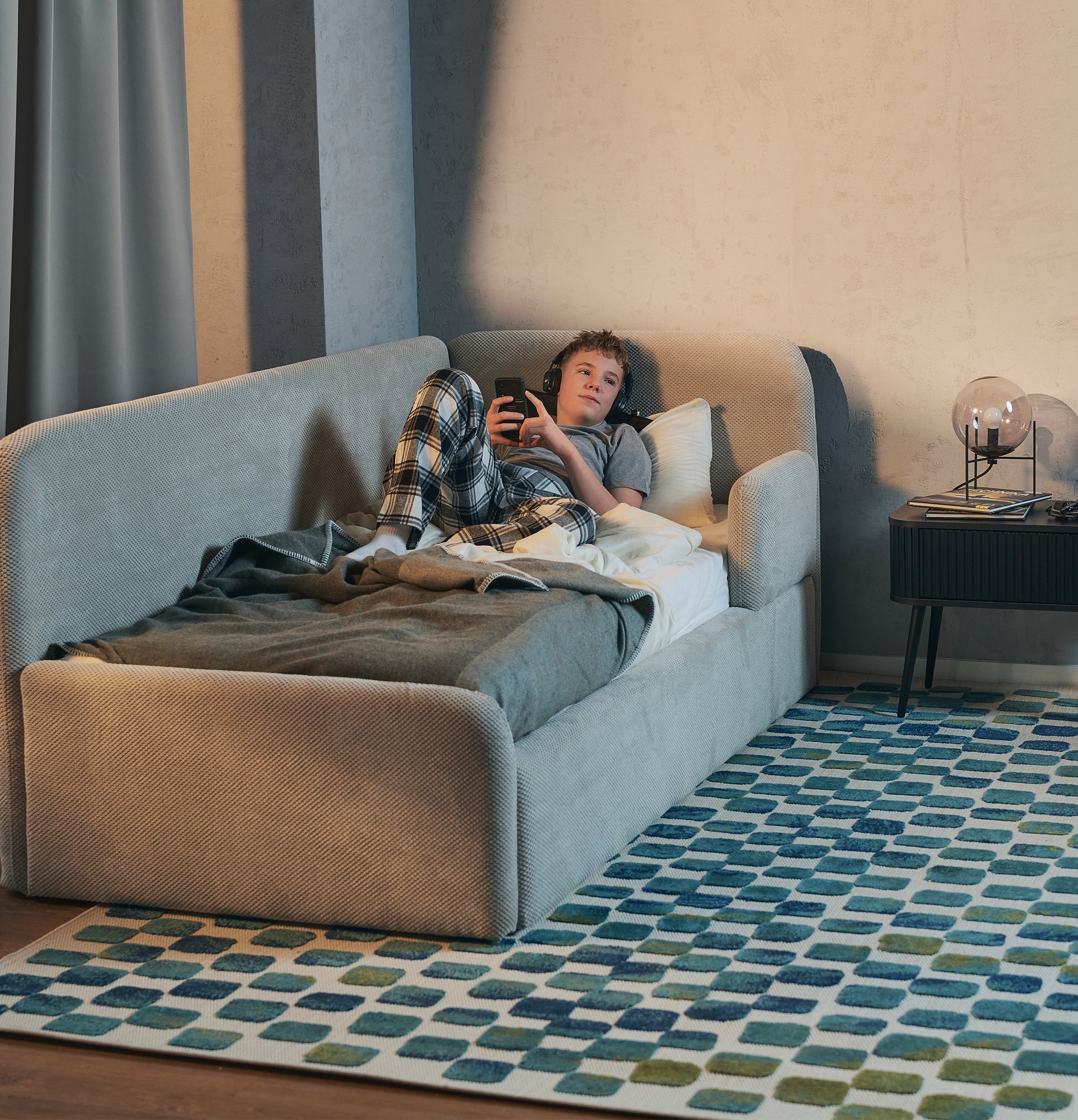 Łóżko młodzieżowe Fanklo 90x200 cm prawostronne z pojemnikiem i barierkami szarobeżowe plusz - materiał tkanina